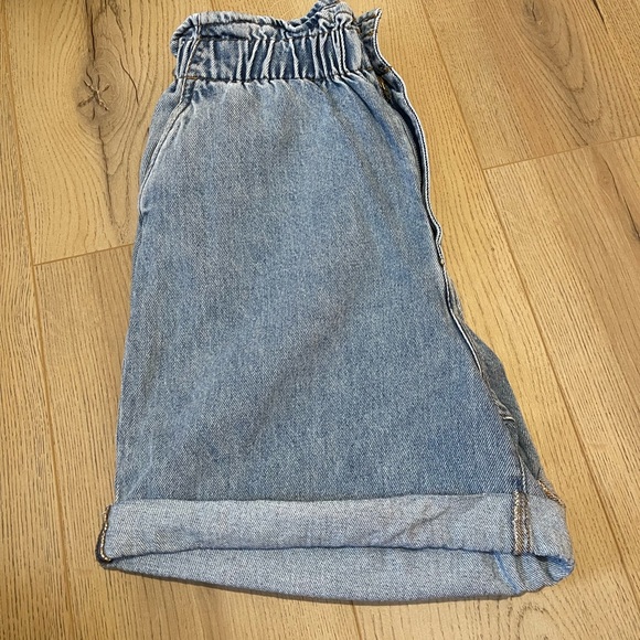 High waisted ruched detail jean shorts - Picture 4 of 7